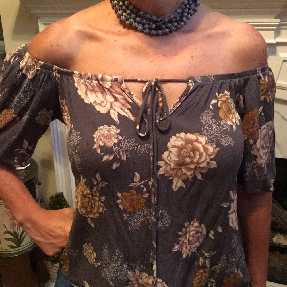Boutique Top - Picture 2 of 5